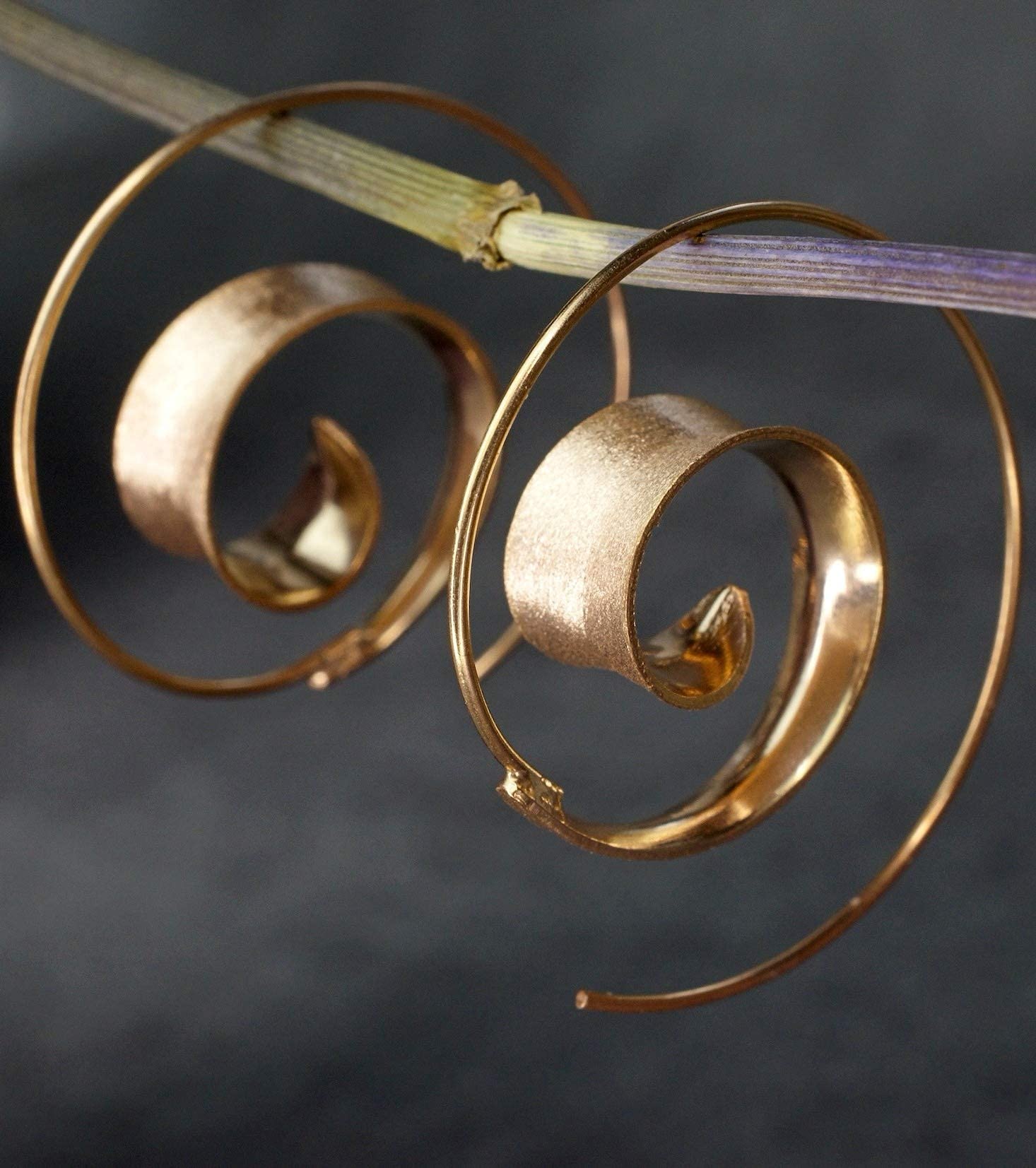 MadamLili - Rosegold Ohrringe Spirale Hängend - 925 Sterling Silber Rose Vergoldet - Matt Handgebürstet Ohrhänger Stecker - Boho Hippieschmuck - Handgefertigt - Exklusive Schmuckbox