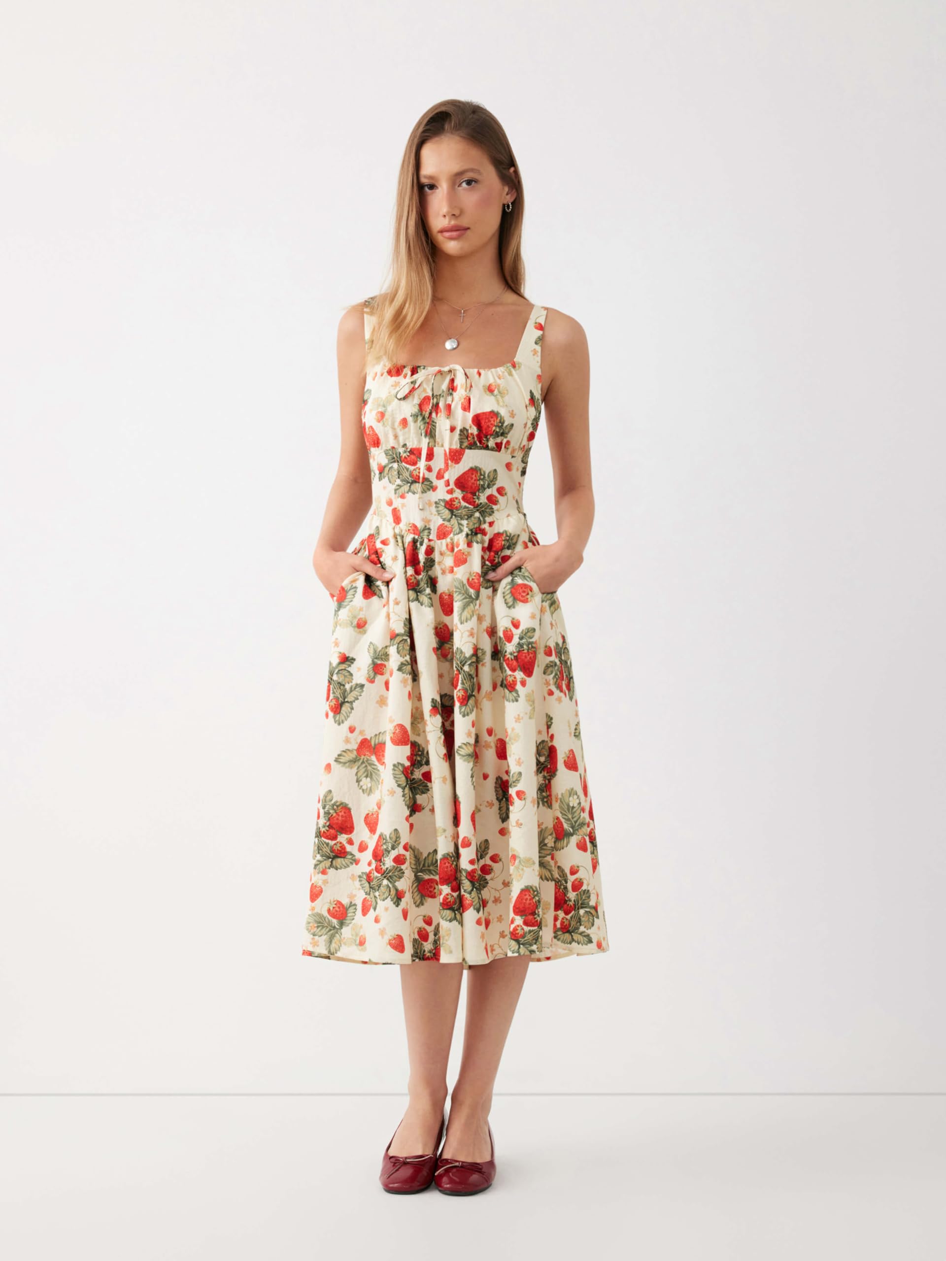 CIDER Damen-Maxikleid mit Erdbeer-Blumenmuster, ärmellos, quadratischer Ausschnitt, fließendes Milchmädchen-Kleid, Cottage-Kern, trendige Sommer-Outfits