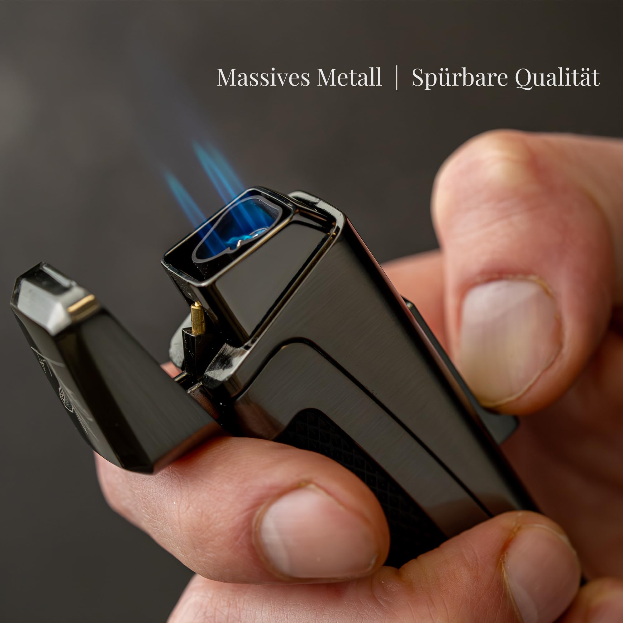 Trinitá by L Áficionado® Luxus Jetflame Feuerzeug | Feuerzeug Geschenk für Männer | Sturmfeuerzeug Nachfüllbar | Edles Geschenkbox | Lebenslanger Support | Satin Schwarz