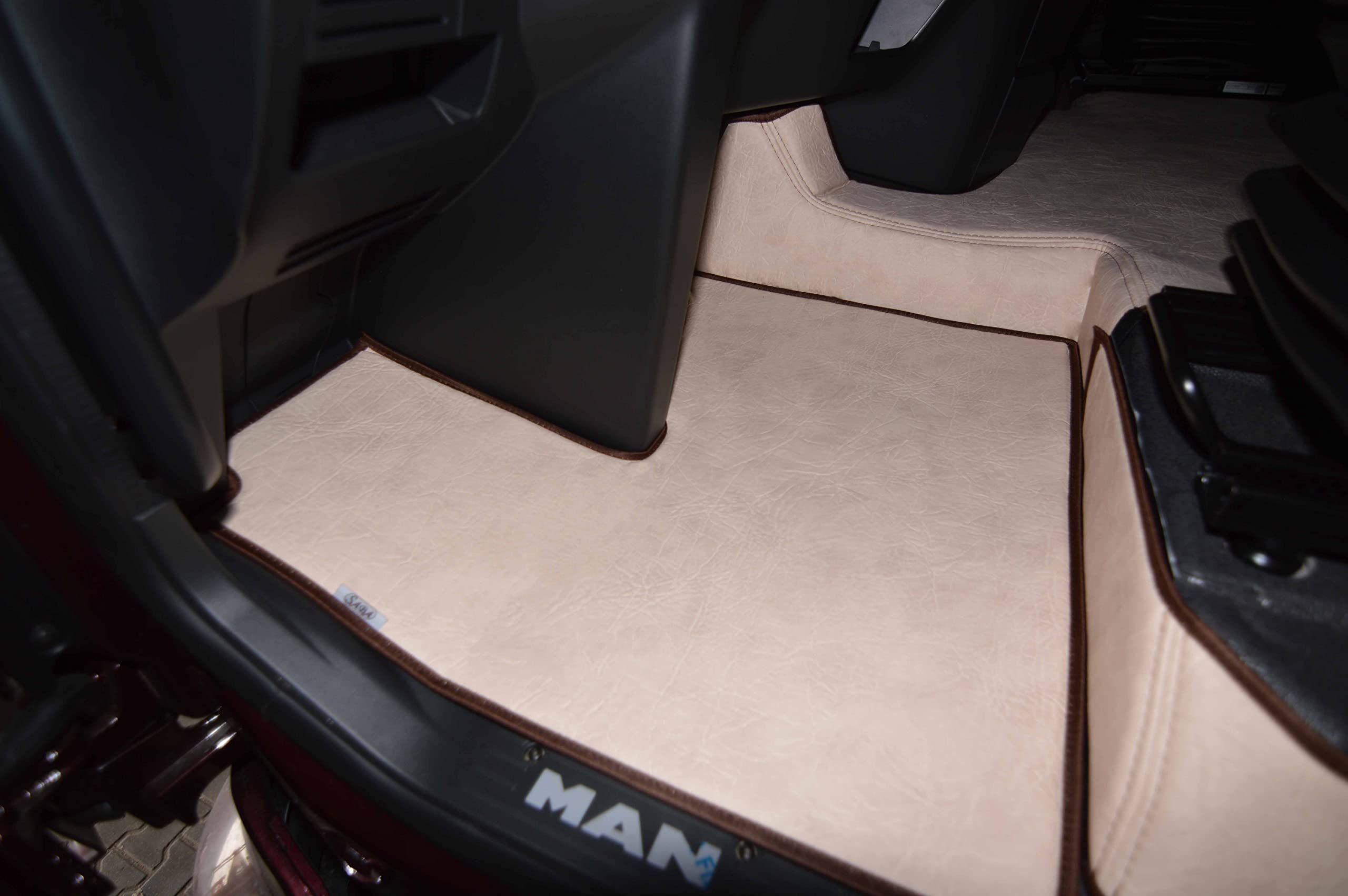 IKW Fußmatten für Man TGX ab 2020 aus Eco-Leder Beige | IKW Zubehör Innenraum - Zubehör aus Komfort-Schaum - Rutschfester Belag auf dem Gesamten Boden