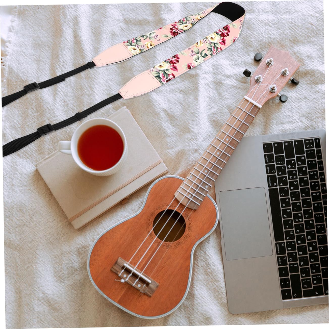 DECHOUS Verstellbarer Zufälliger Hawaii Ukulelengurt aus Stil im Nylon Hoher mit Faltbeständigkeit Rosa Farbe Geeignet für Kinder und Erwachsene bei Auftritten oder Jedem Anlass