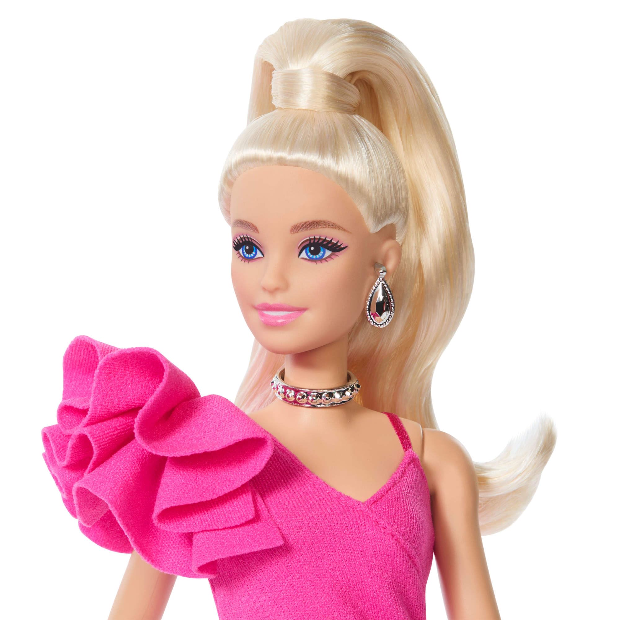 Barbie Deluxe Style-Puppe Nr. 15 mit knallpinkem Barbiecore-Kleid, blondem Pferdeschwanz, schwarzen Spitzenstrumpfhosen, Einer silbernen Clutch und Silberschmuck, JJN73