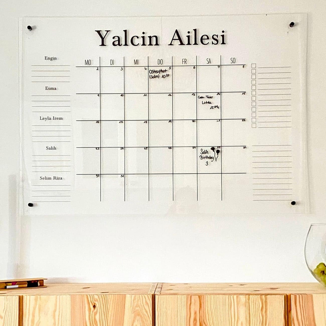 personalisierter Wandkalender - 5-Namen Familienplaner - wiederverwendbarer Kalender aus Acrylglas - Familienplaner abwischbar - Hingucker für jeden Raum