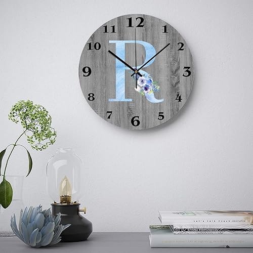 Miniatura 3 de Reloj de pared redondo de PVC con letra R floral azul acuarela, moderno, sin tictac, con iniciales personalizadas, estilo granja, para sala de