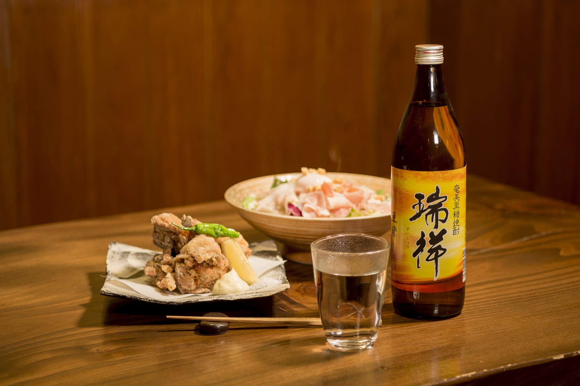 Amazon.co.jp: 町田酒造 里の曙 黒糖 「瑞祥」 パック [ 焼酎 25度