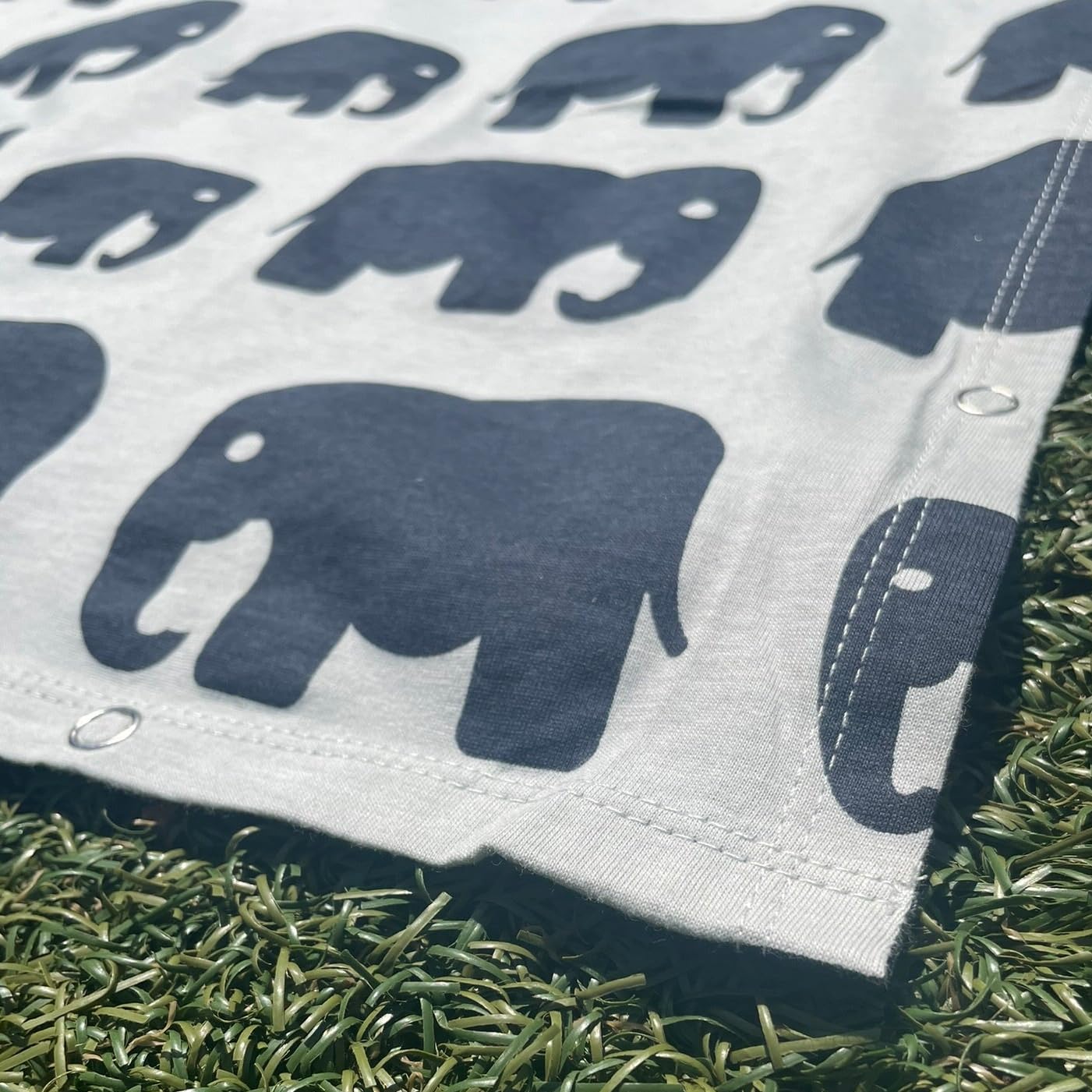 Multifunktionale Abdeckung mit UV-Schutz für Kinderwagen, Kindersitze, Babytragen und zum Stillen. Sonnenschutz mit UV-Schutzfaktor 50+ für Babys und Kinder. Für den Urlaub, den Strand, (Elefant)