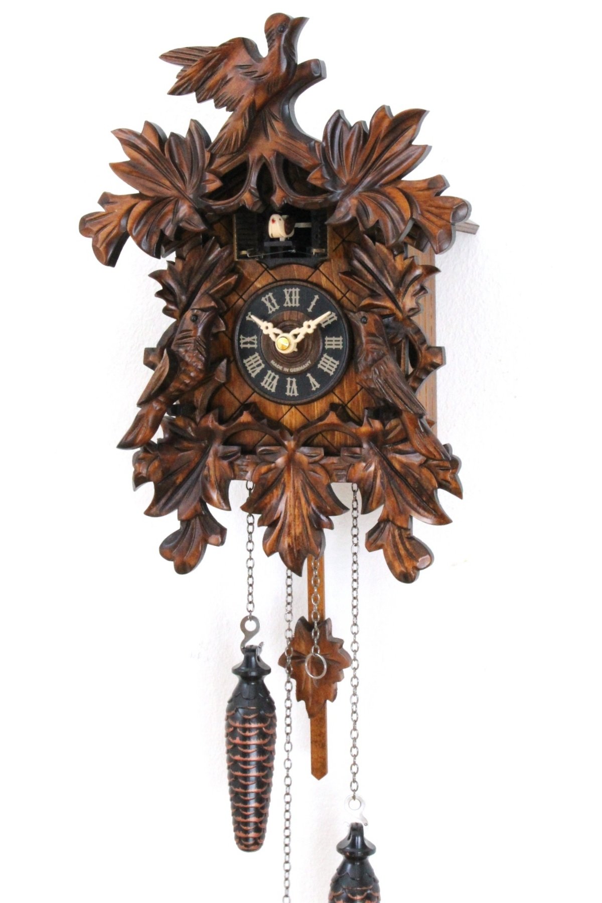 Orologio a cuc� intagliato al quarzo, con scritta in lingua inglese  \