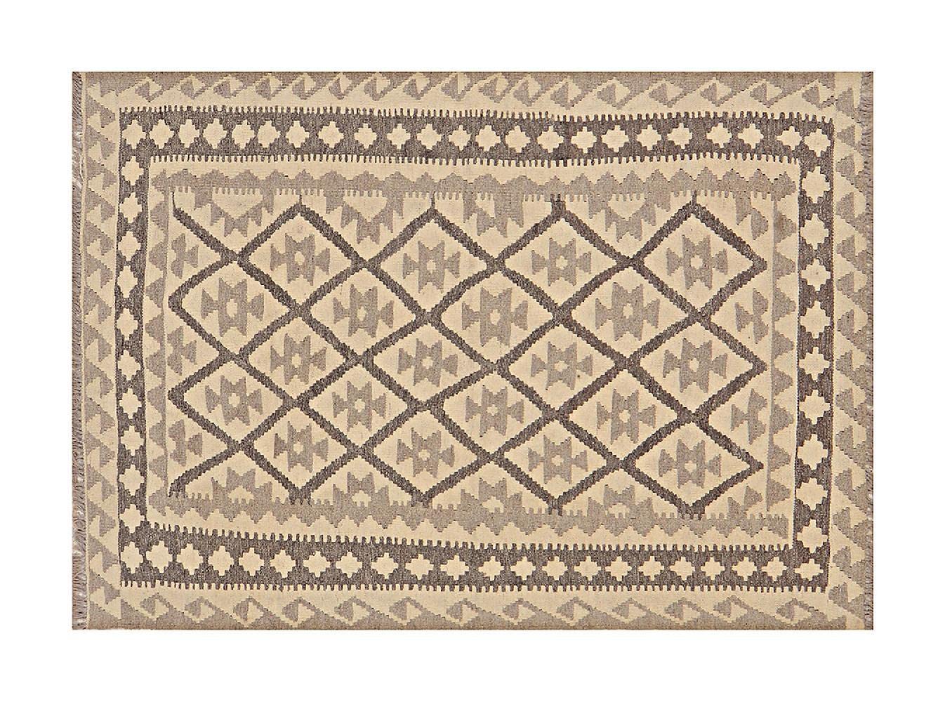 Tapis afghan kelim beige géométrique pour habiller un petit espace vide