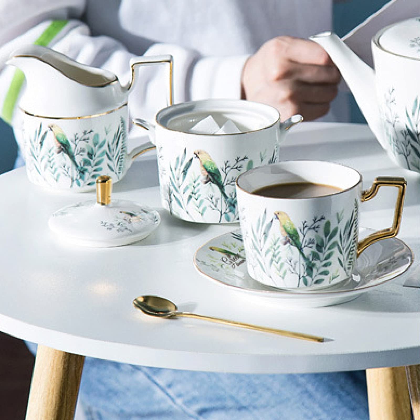 Porcelanowy zestaw do herbaty - elegancki chiński zestaw filiżanek do kawy i spodków ze stojakiem ekspozycyjnym dla luksusowego doświadczenia herbaty