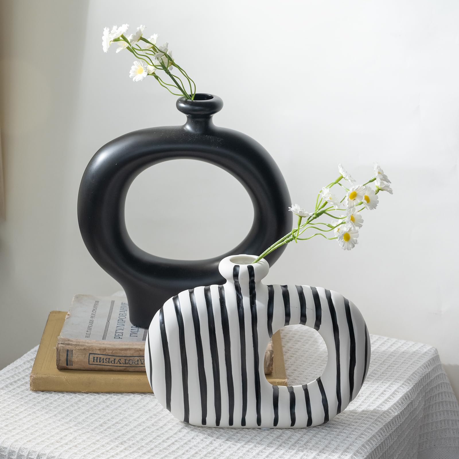 Relexome Keramikvasen, 2er-Set, modern, gestreift, Donut-Blumenvasen, minimalistisch, nordischer Stil, Schwarz und Weiß, dekorative Vasen für Heimdekoration, Tischdekoration, Wohnzimmer, Bücherregal