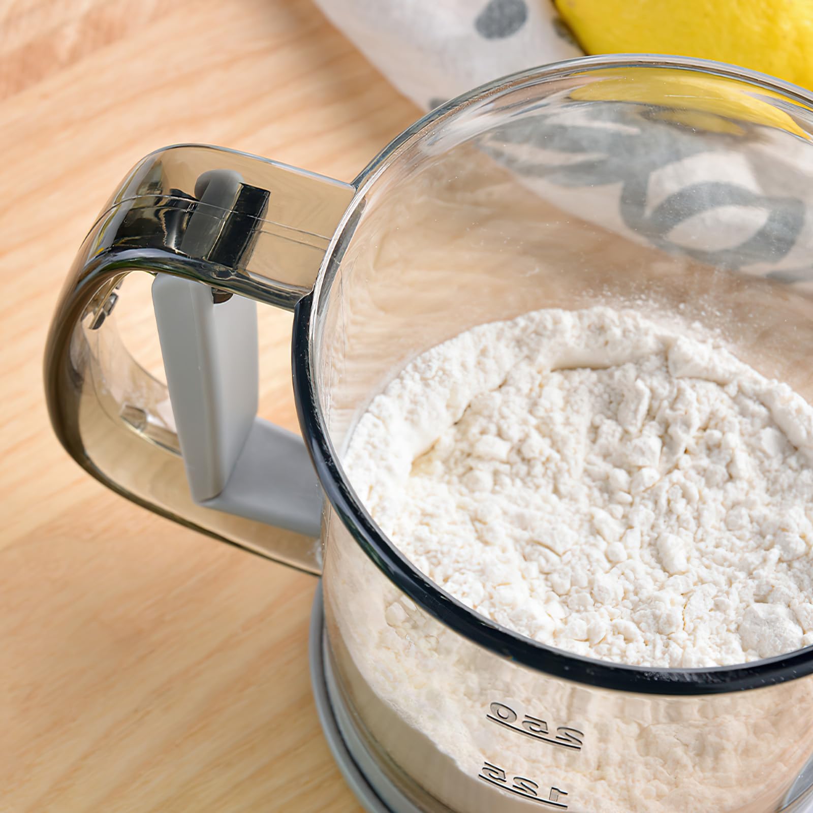 Mehlsieb zum Backen, doppellagiges Mehlsieb mit Deckel, halbautomatisches Handpulversieb, feines Siebpulversieb mit Skala zum Kochen, Backen, Küche, Zuckerutensilien, Heimwerken