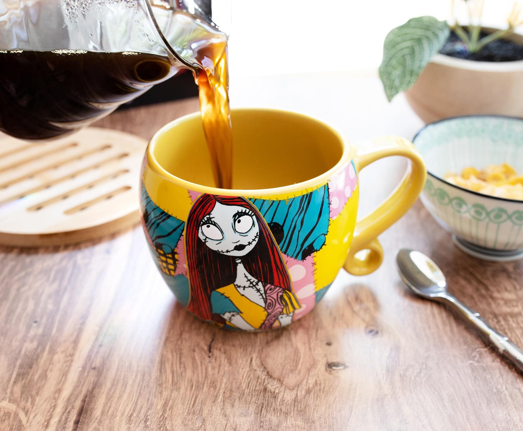 Disney The Nightmare Before Christmas Jack and Sally Patchwork - Taza de cerámica con asa esculpida de 473 ml