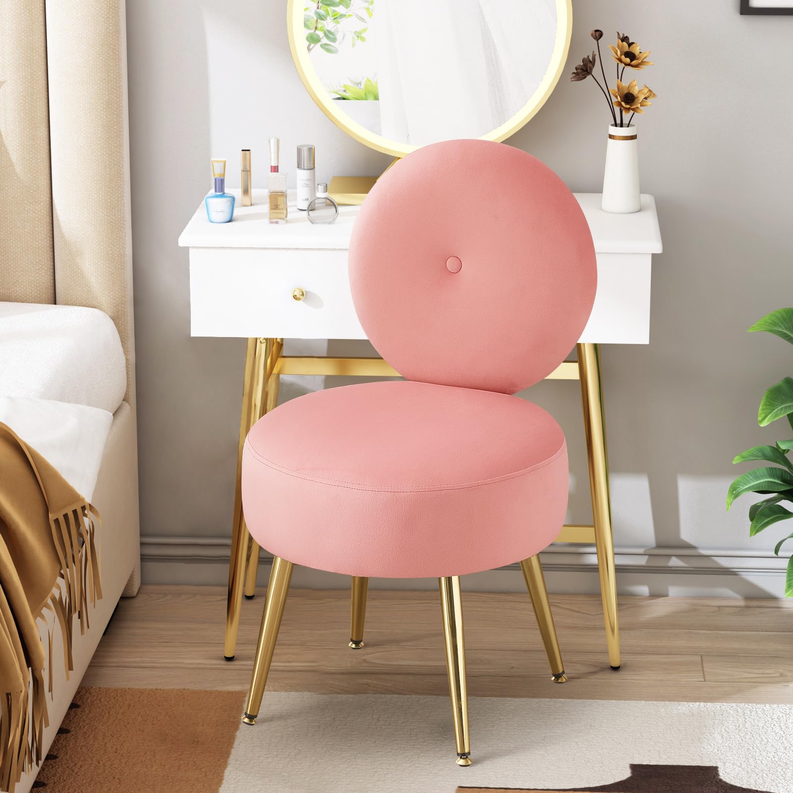 Poltrona Da Trucco In Velluto Beige Con Gambe Dorate: Comoda, Imbottita E Versatile Per Camera Da Letto, Soggiorno O Studio