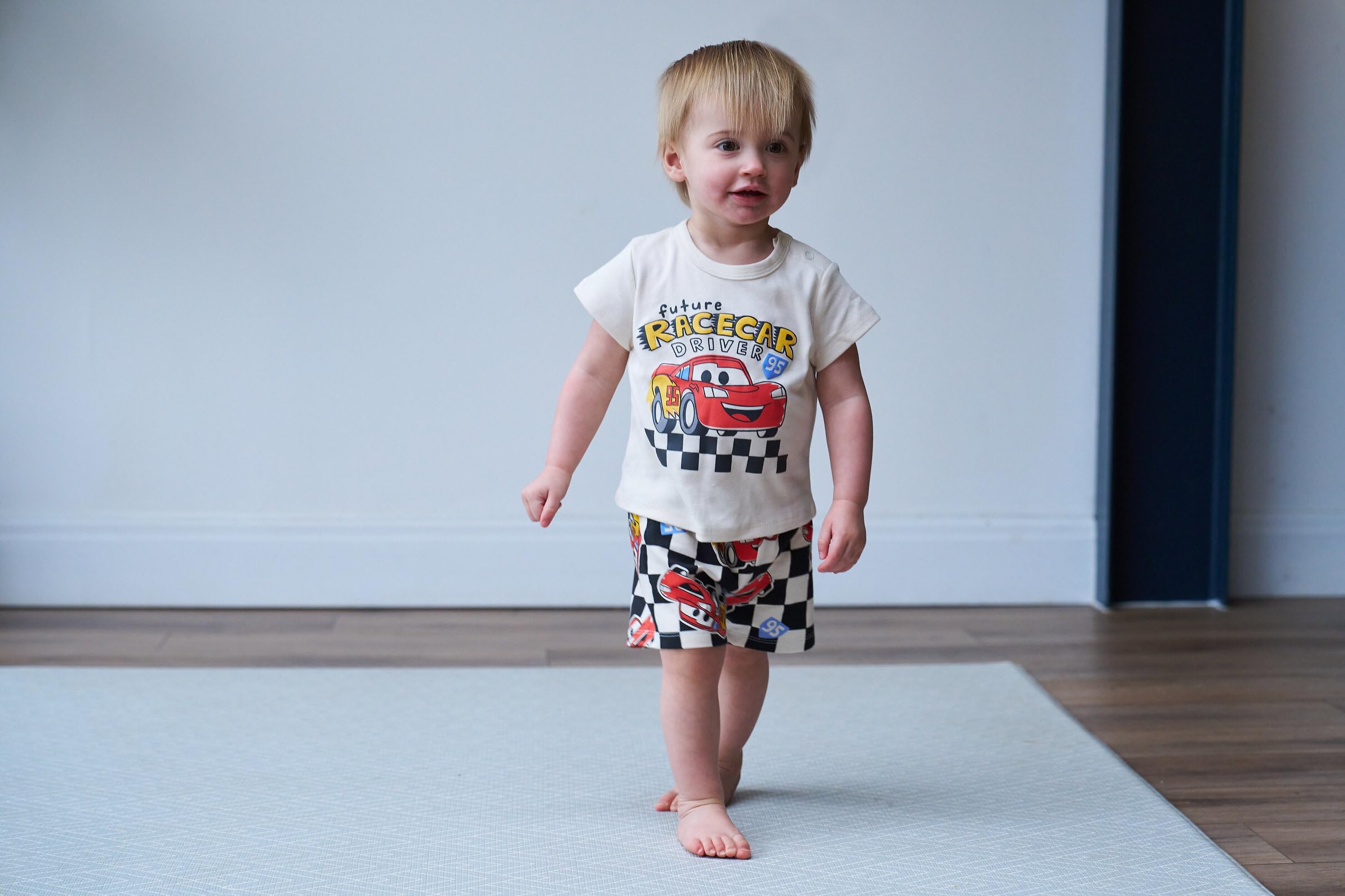 Disney Cars T-Shirt und Netz-Shorts, Outfit-Set für Kleinkinder bis große Kinder, Größen (18 Monate – 10–12)