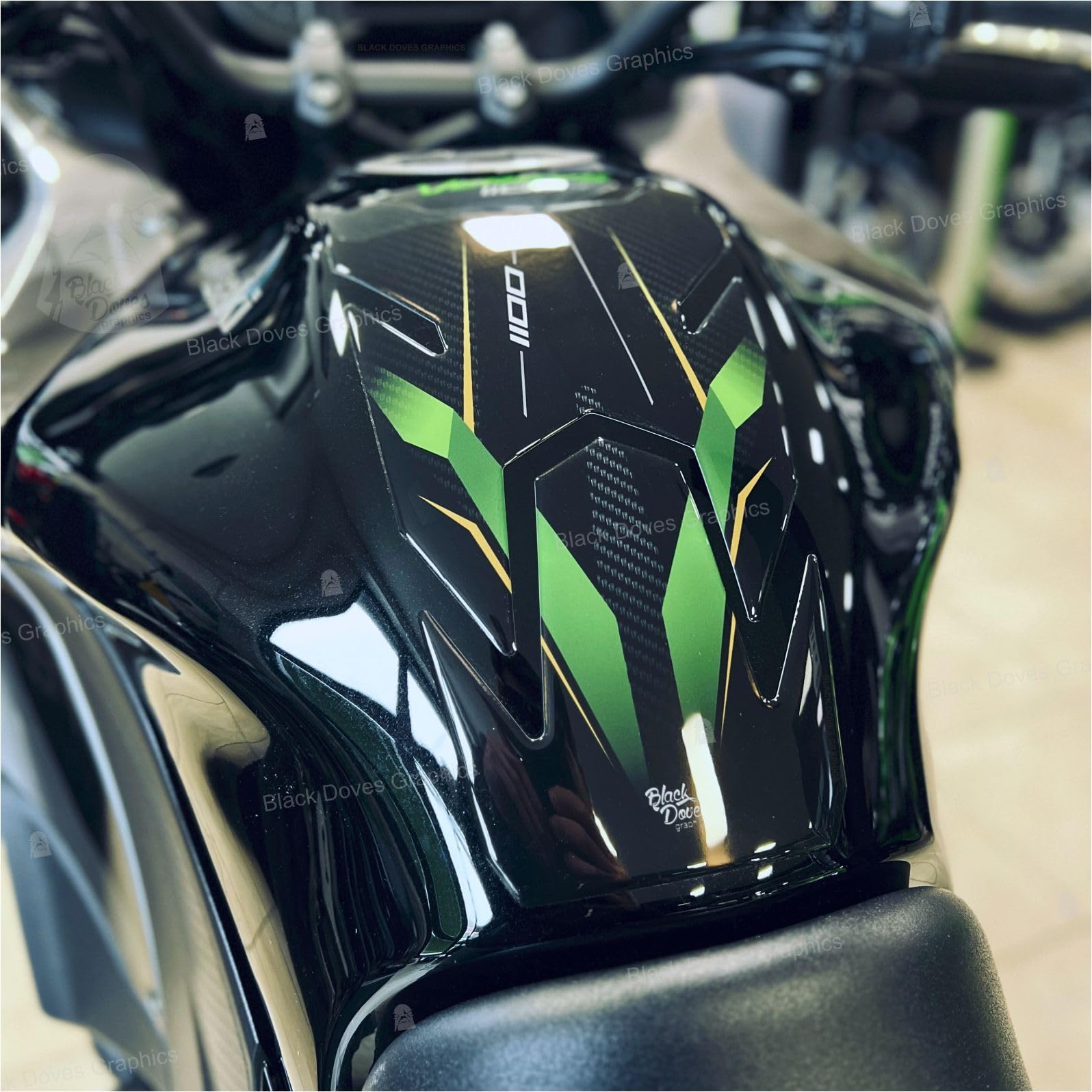 Sticker 3D Kawasaki Versys 1100 SE évite les rayures de fermeture éclair sur votre réservoir 2026