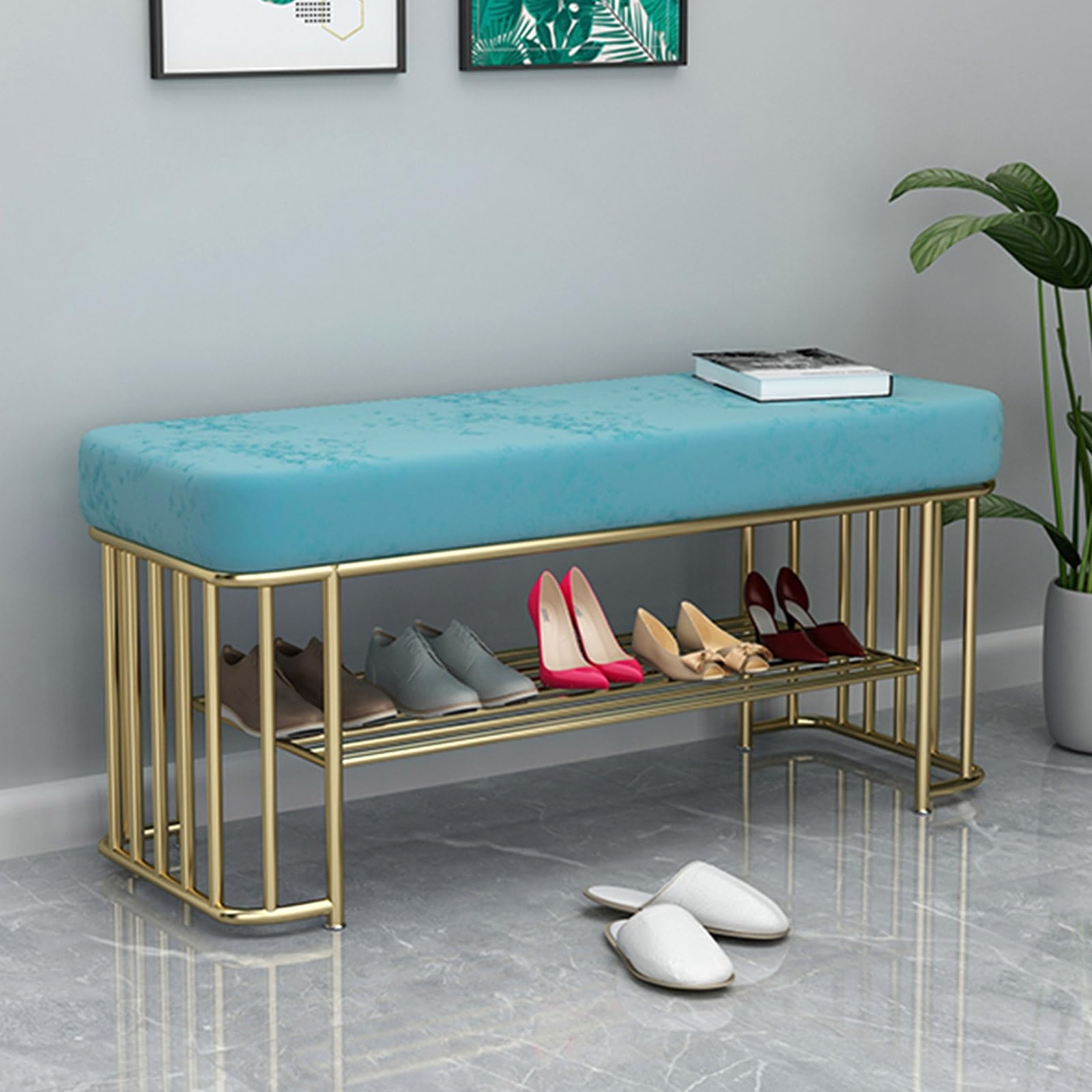 Banc de rangement pour chaussures au pied du lit pour une chambre ordonnée