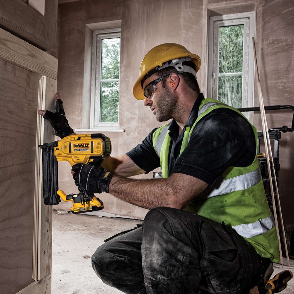 Cloueur de finition 18V 2.0Ah DEWALT - 2 batteries + chargeur + coffret - DCN680D2