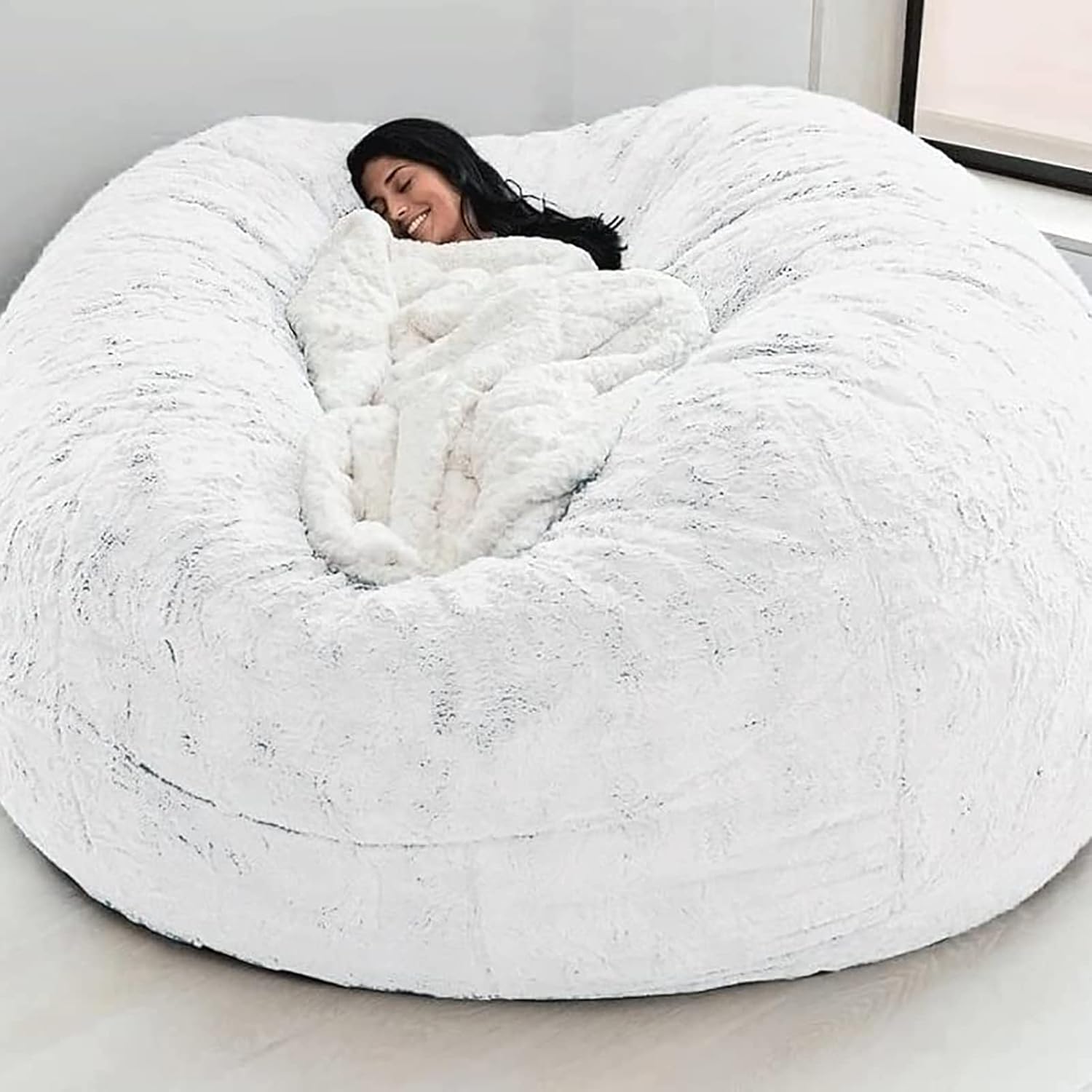 Pouf immense fausse fourrure pour remplacer un canapé encombrant