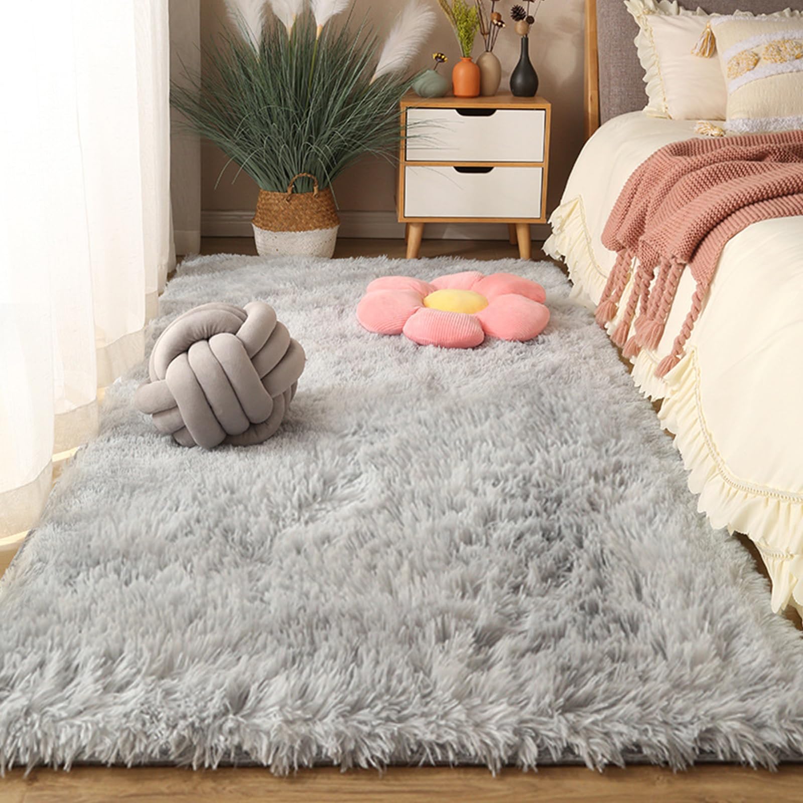 Tapis de salon doux gris eau idéal pour réchauffer une chambre parentale