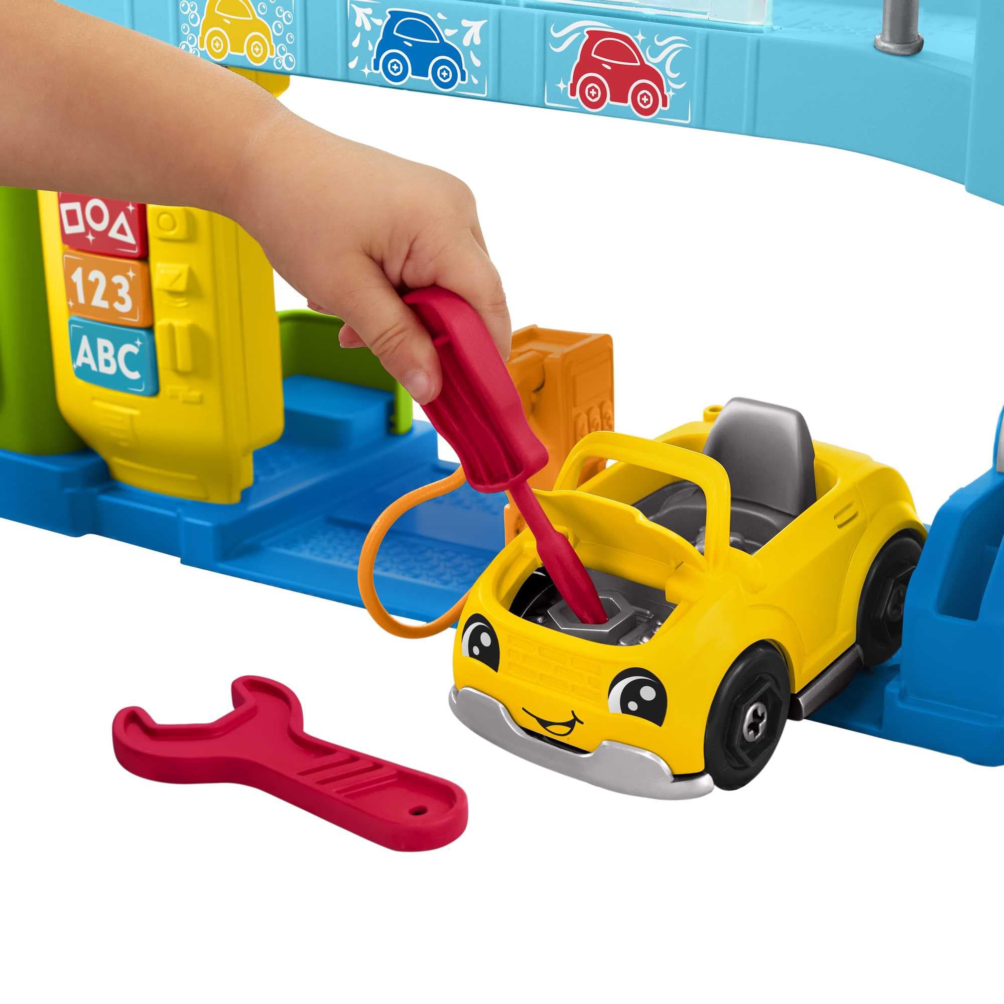 Fisher-Price Little People - Autolavaggio, playset interattivo con rampa per le auto, luci e musica, contenuti Smart Stages, versione multilingua, giocattolo per bambini, 1-5 anni, HYH57