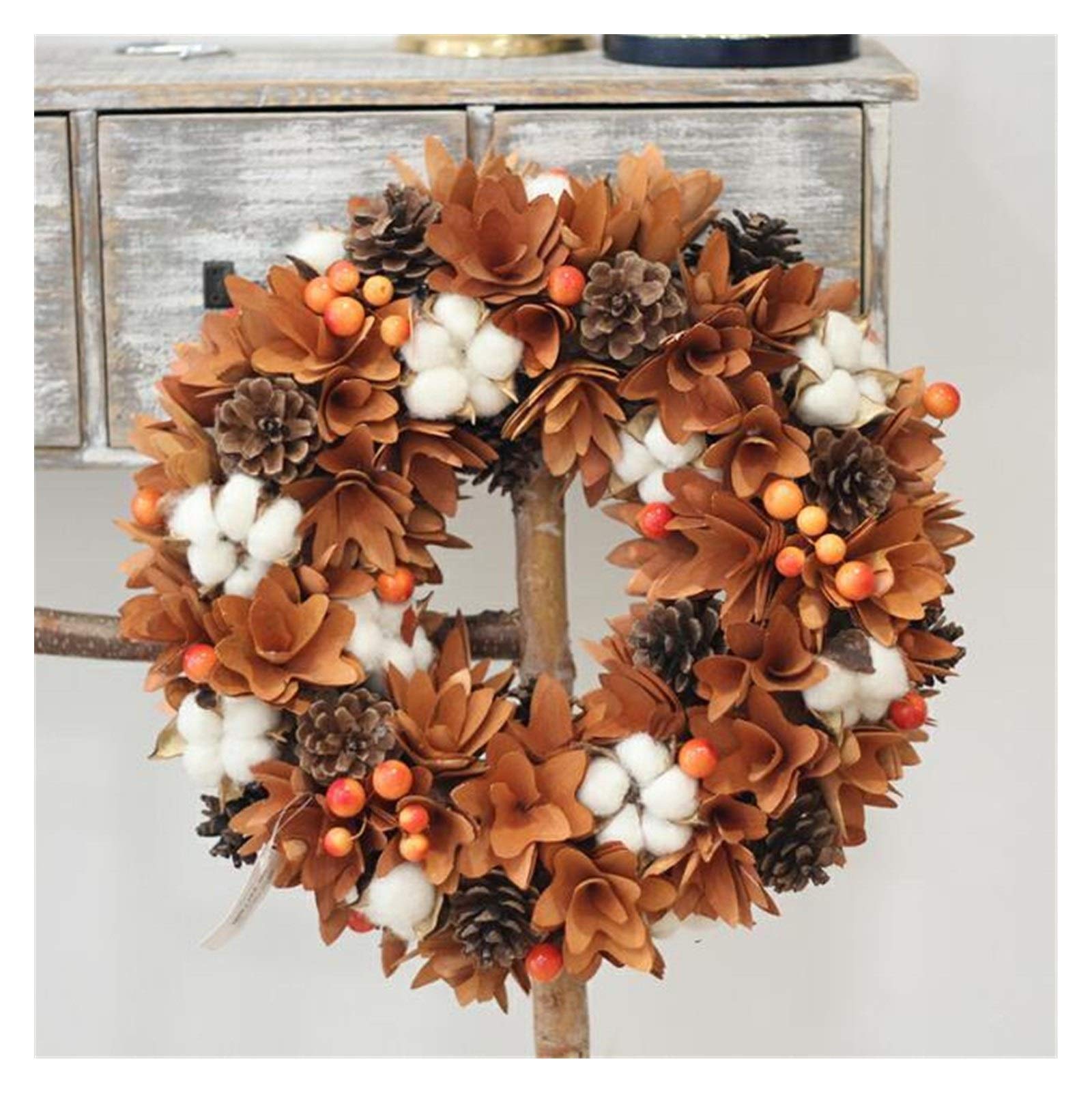 Décoration d'automne rustique contre la grisaille avec couronne de fleurs