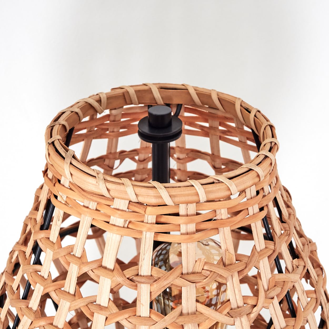 HOFSTEIN Stehleuchte Cardeira, Stehlampe im skandinavischen Design, Boho-Style mit Schirm aus Rattan in Natur und Lichteffekt, E27, Höhe 110 cm, Fußschalter - Wohnzimmer, Schlafzimmer, Esszimmer, Flur