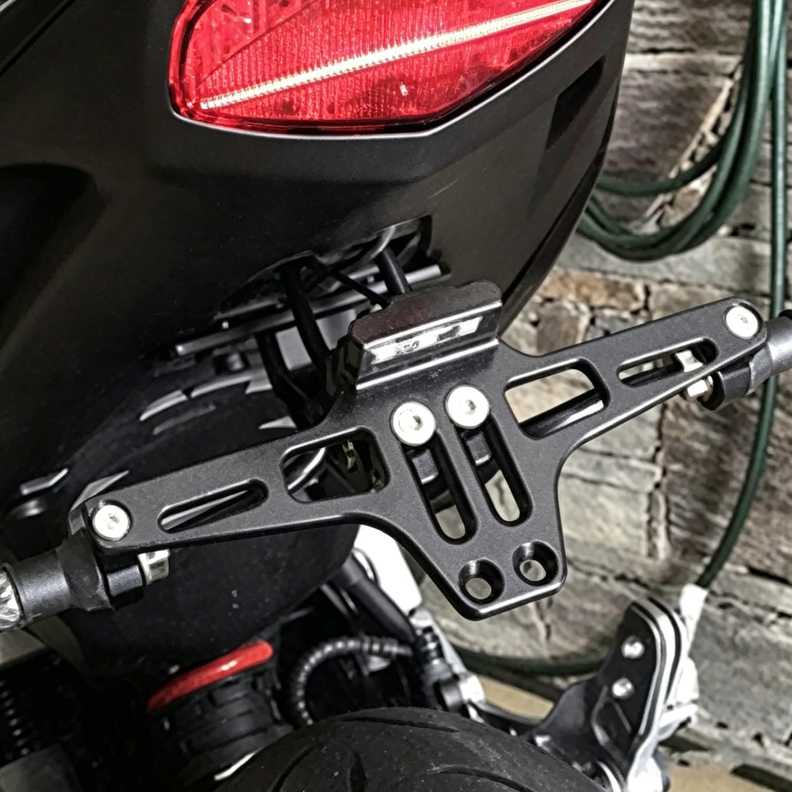 Support De Plaque D'immatriculation De Moto Réglable, Support De Plaque Moto en Aluminium, Universel Porte Plaque Immatriculation avec Lumière LED pour La Plupart des Modèles De Moto