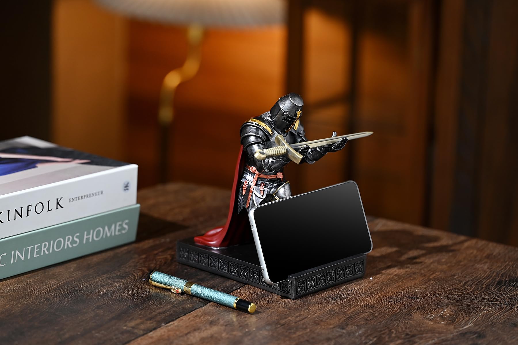 Portapenne medievale templare avanguardia ufficiale cavaliere portapenne organizer da scrivania e accessori in resina supporto per telefono cellulare come regalo per ufficio e casa scrivania