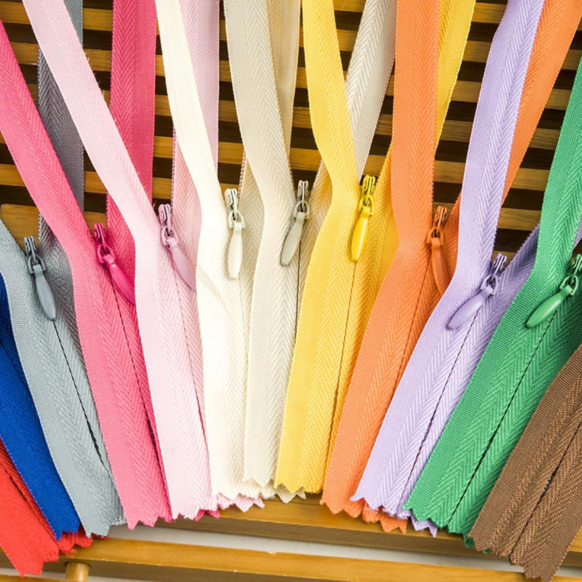 100pcs 15cm 20cm 35cm 45cm 50cm 60cm 65cm Cremalleras invisibles Nylon Bobina Cremallera Sastre para accesorios de tela de costura artesanal-110 Amarillo claro, la longitud total es de 45cm