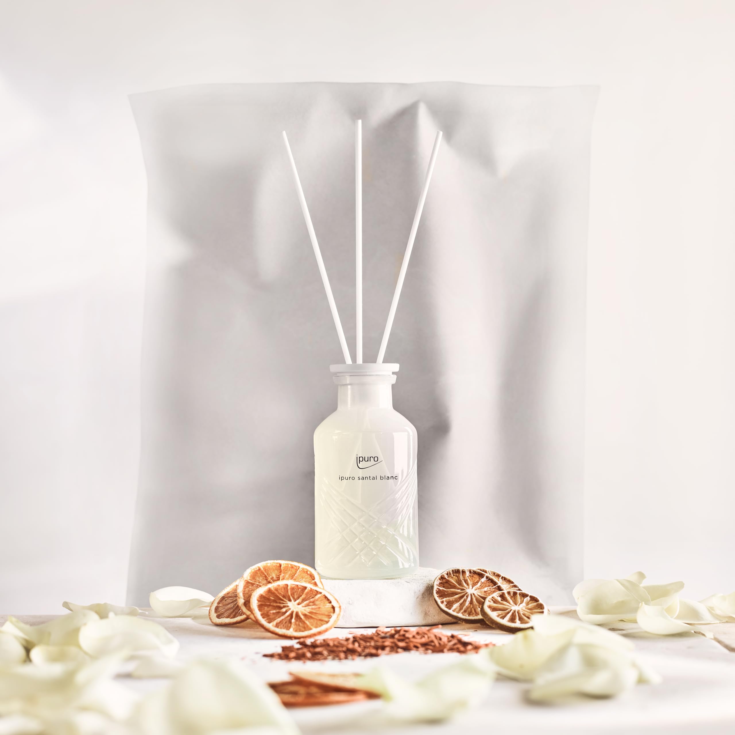 ipuro - Exclusive Raumduft Santal Blanc mit erhöhtem Duftölanteil - 240ml | Raumerfrischer mit weißer Orchidee & Sandelholz Duft Aroma | Diffuser mit Stäbchen | Lufterfrischer für Wohnung