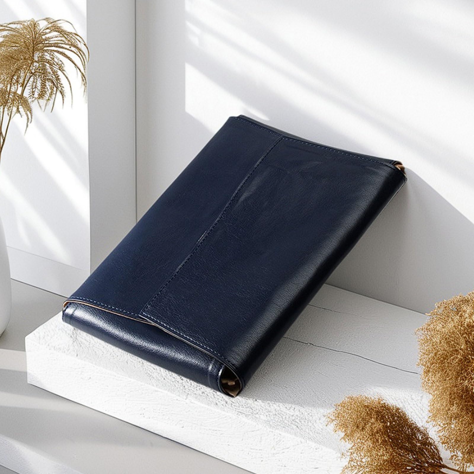 Pochette à bijoux rectangulaire en cuir, doublée de daim, idéale for ranger bijoux de soirée, perles et chaînes. Emballage cadeau