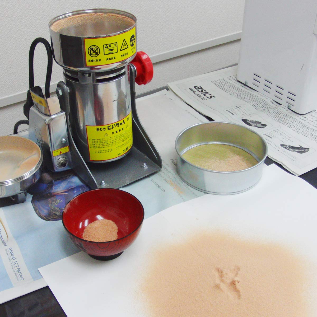 Amazon.co.jp: KAZ 小型家庭用粉ひき機「にいちゃん」粉容量250g KT-04 