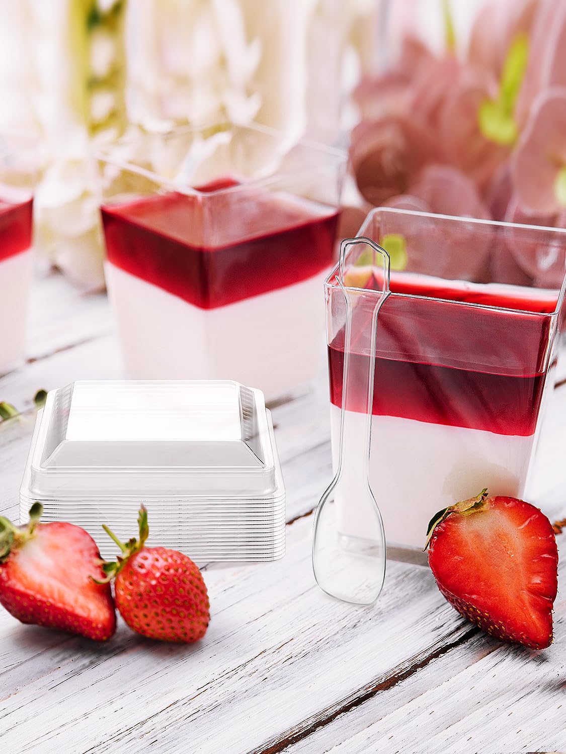 NEEBAKE 60 juegos de vasos de postre de 5 onzas con tapas y cuchara, vasos de parfait con tapas para aperitivos para fiestas, mini vasos de postre de plástico con cucharas transparentes con tapas