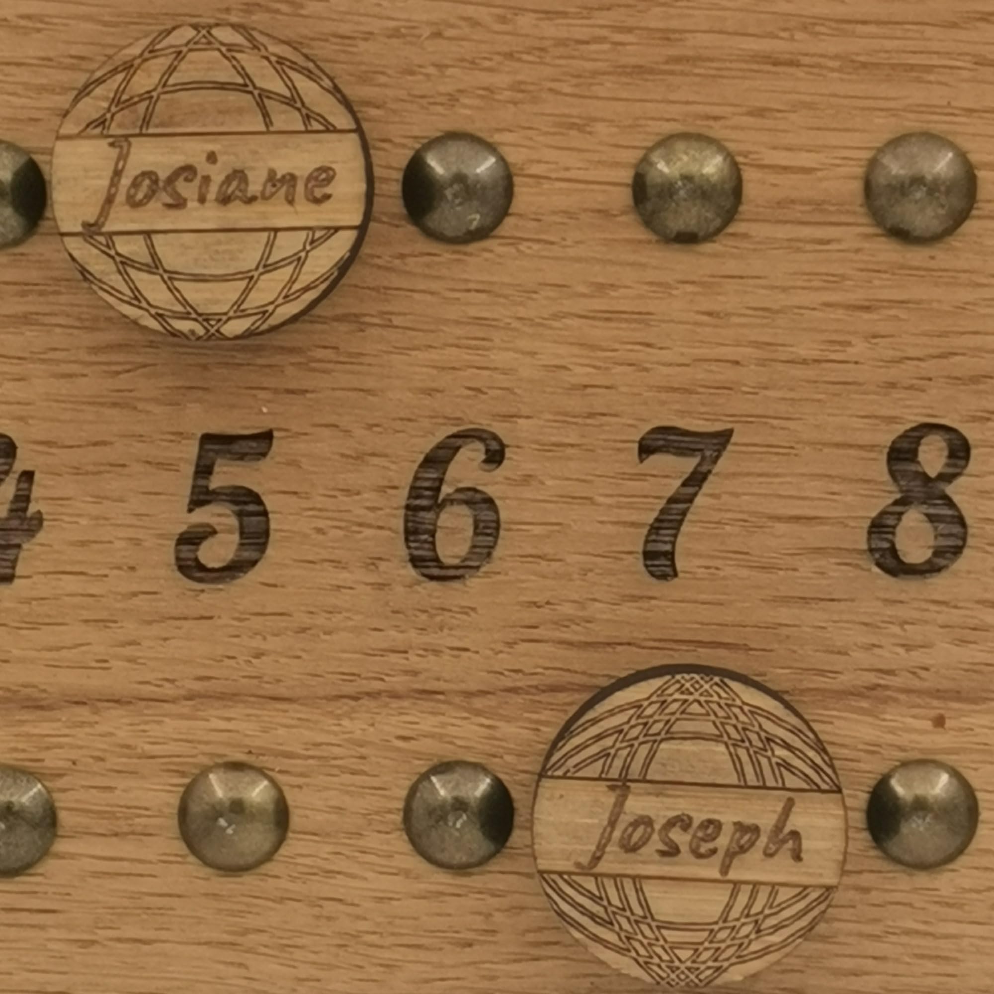 Tit'Adel Compteur de Points pétanque en chêne Massif – Tableau de Score 2 équipes avec pions aimantés – Personnalisable – Accessoire et idée Cadeau pour Joueurs de pétanque