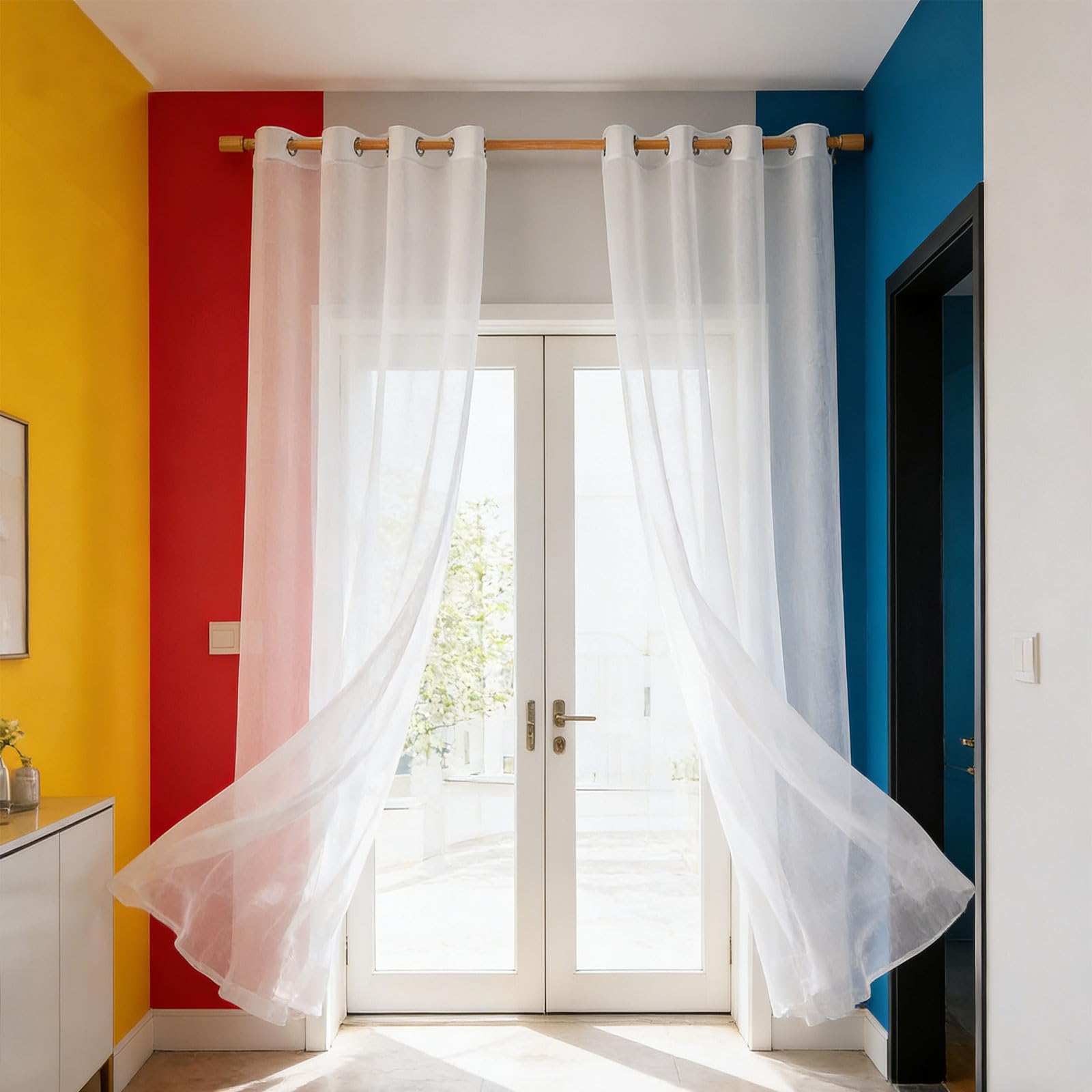 Voilage à oeillets blanc pour un salon lumineux et chaleureux