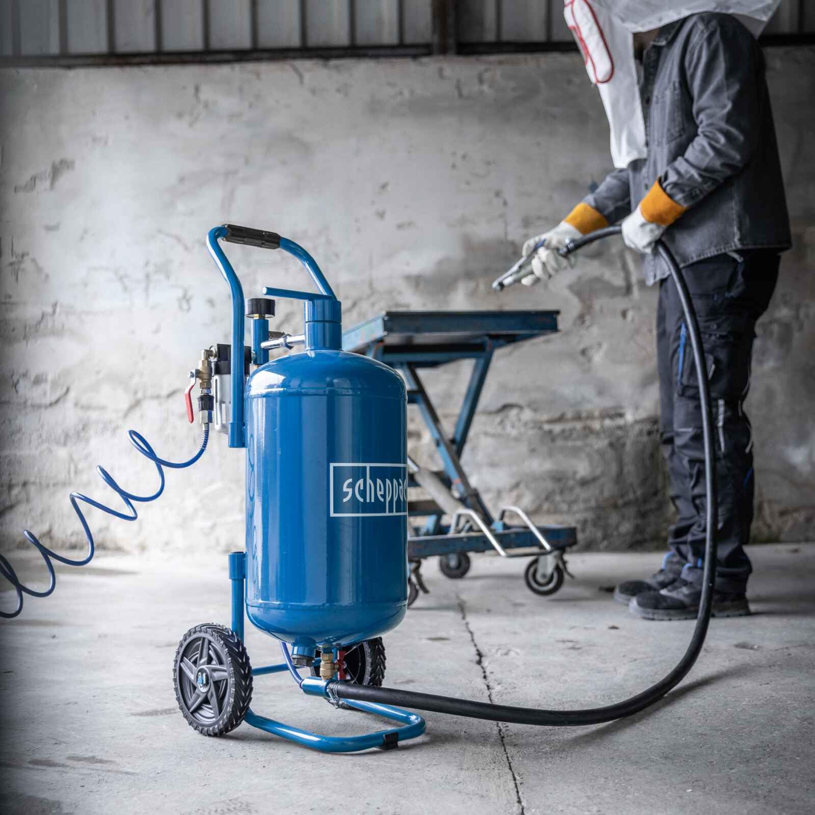 Scheppach Mobiles Sandstrahlgerät SBT-20 Sandtrahlpistole mit 2,5m Schlauch | Luftverbrauch 250 L/min | Betriebsdruck 4 ‒ 8 bar | Volumen 20L | Strahlgut 13L - Ø 0,1-0,63mm | Glasperlen, Aluminiumoxid