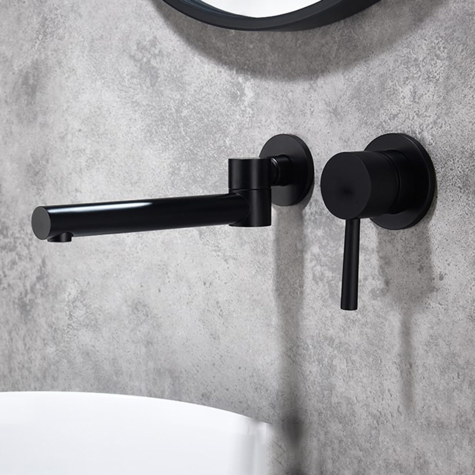 Robinet de lavabo mural en laiton noir mat au design épuré pour salle de bain moderne