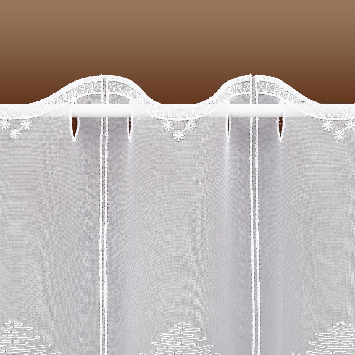 Scheibengardine Heimatliche Winteridylle Vogtländische Spitze - Scheibenhänger für Winter und Advent verschneite Berghütte - klassische Kurzgardine mit Lurex-Stickerei | Höhe x Breite 40 x 144 cm