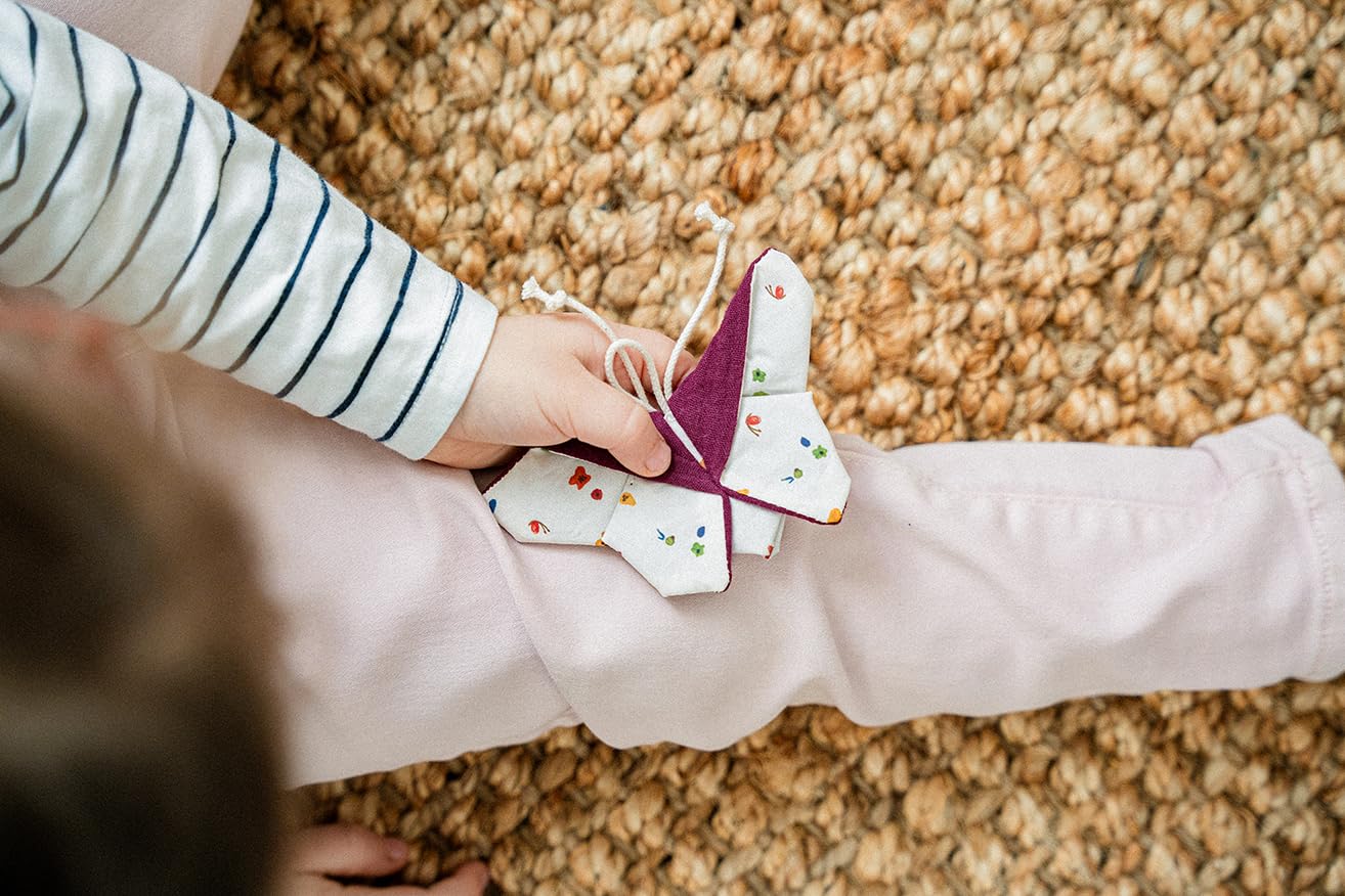 Käthe Kruse ORIGAMI - Mariposa crujiente de tela y lámina para crepitar para niños a partir de 0 años, juguete de agarre para promover las habilidades motoras