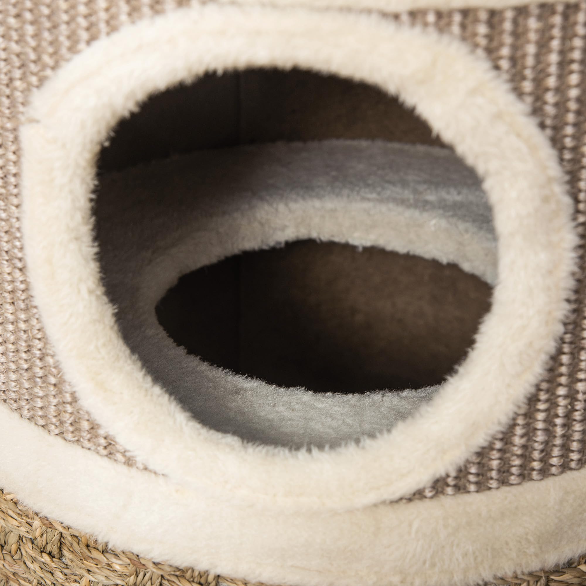 PawHut Casetta Cuccia per Gatti Tiragraffi a Torre con 3 Nicchie, Corda in Sisal e Alga Marina, Bordo Peluche, Khaki e Marrone