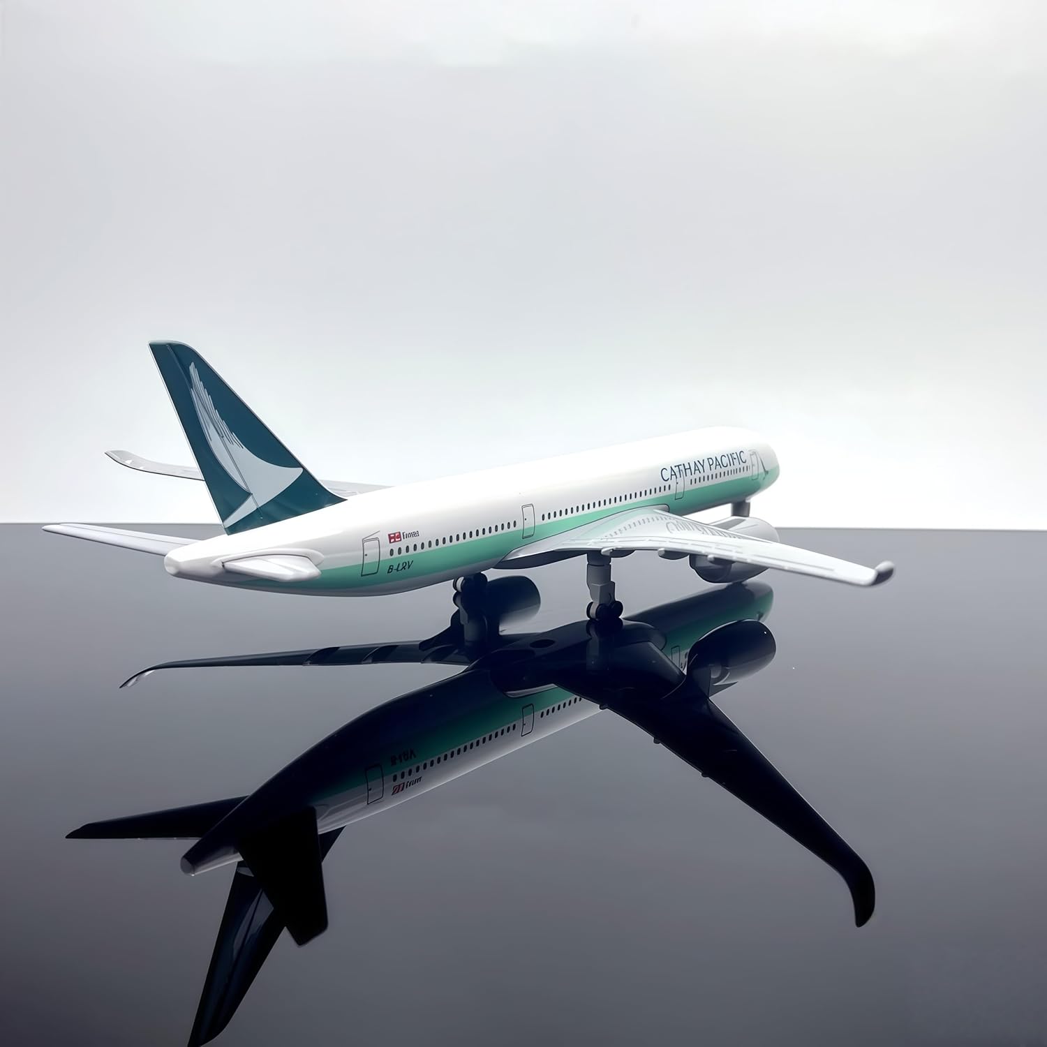 Diecast Alloy Cathay Pacific A350 Model 1/300 Scale 20cm Detailed Aircraft for Desktop Display and Collection