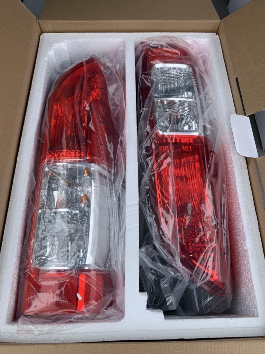 新車外し！ 純正 200系 200 ハイエース テールランプ