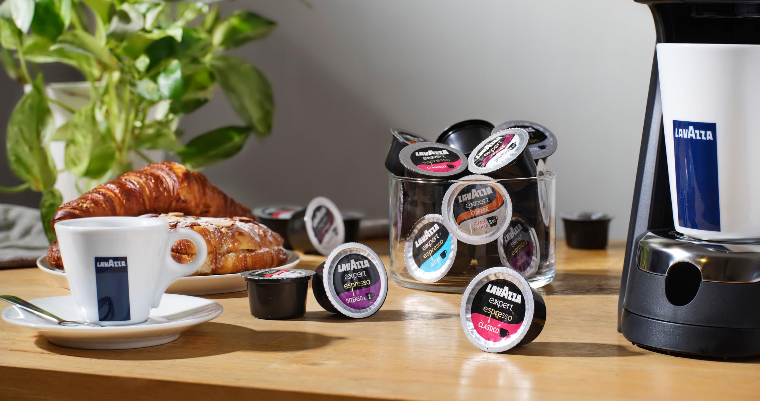 Lavazza Expert Coffee Bundle Classy Plus - Máquina todo en uno LB 400 + 1 kit de bienvenida (36 cápsulas mixtas + 1 recipiente adicional)