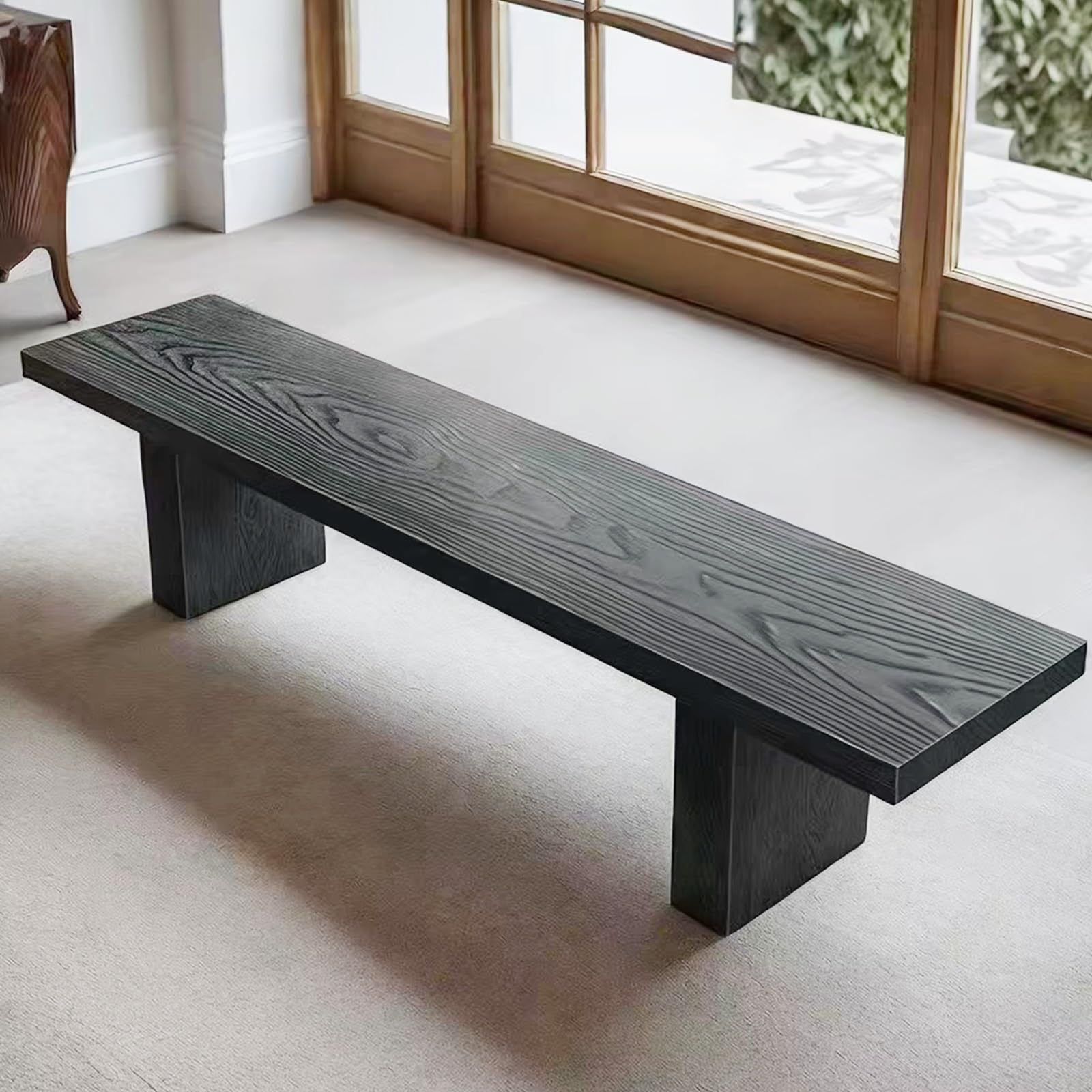 Banco estrecho de madera para decorar un pasillo estrecho o terraza