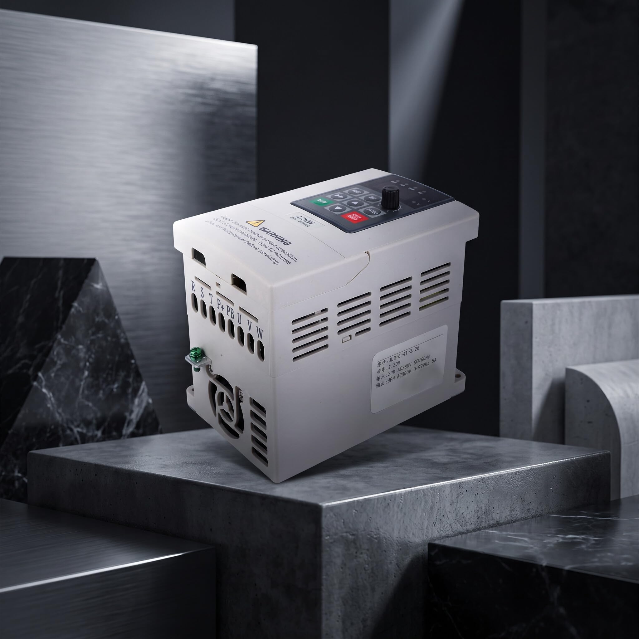 Variador de Frecuencia 380V 2.2KW para Motor Trifásico Industrial | Control de velocidad para motor, carcasa plástica resistente, apto para maquinaria de producción, ventiladores y bombas,