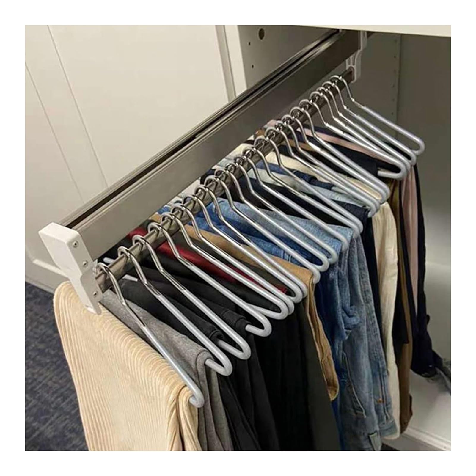 Tringle à vêtements réglable pour un rangement efficace de l'entrée au dressing