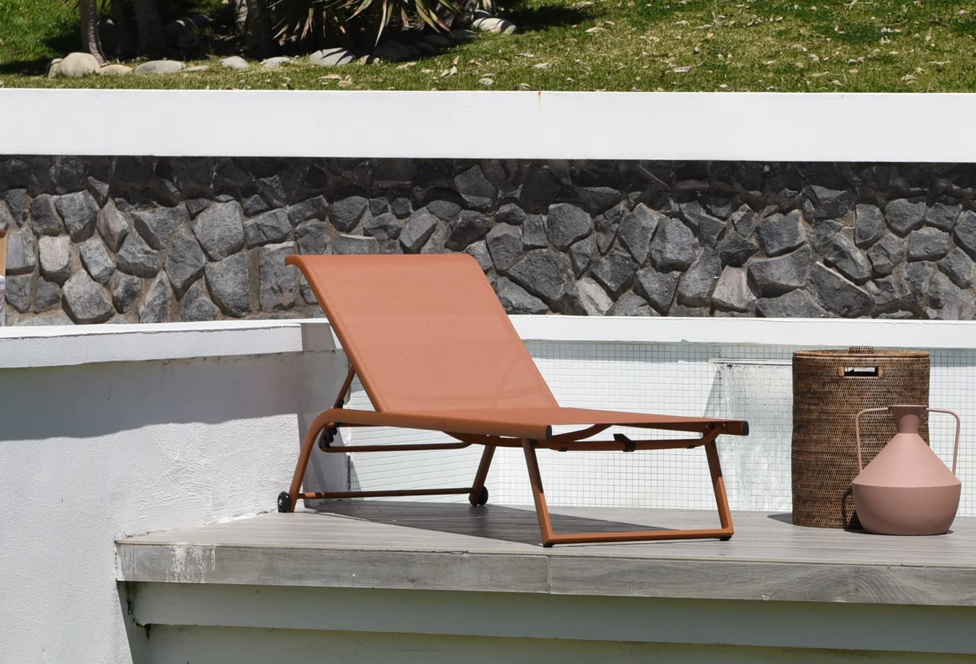 Lettino Prendisole In Alluminio Verniciato,Da Esterno, Con ruote, Rivestito In Texilene, Schienale Reclinabile 4 Posizioni 70 x 182 x 34 cm Per Giardino E Piscina (Arancio)