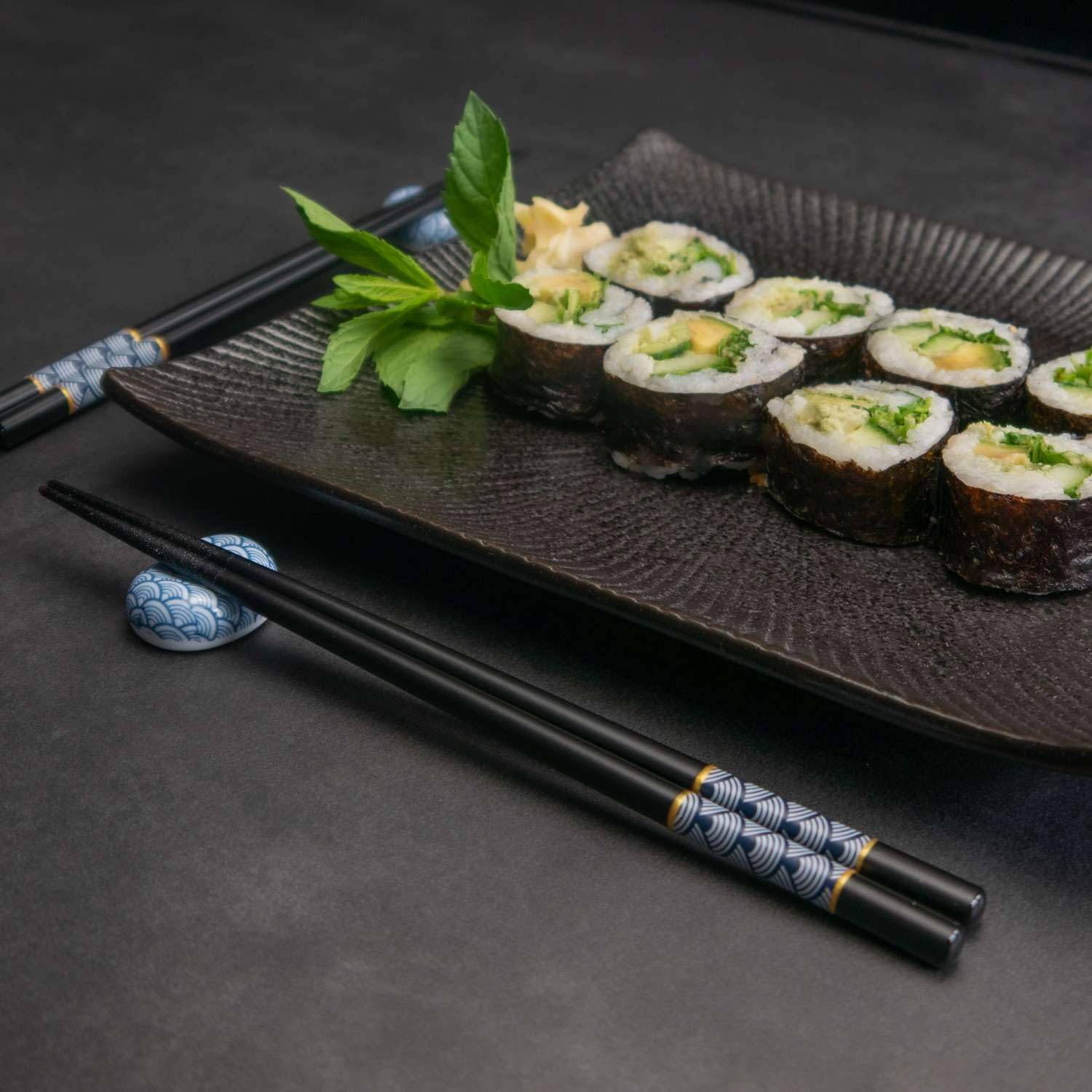 Intirilife Ensemble de Baguettes en Noir avec motif en éventail Bleu - 2 paires de baguettes 22.7 cm de longueur avec 2 porte-baguettes 3.5x2.8x1.4 cm - Baguettes réutilisables pour Sushi Japonais