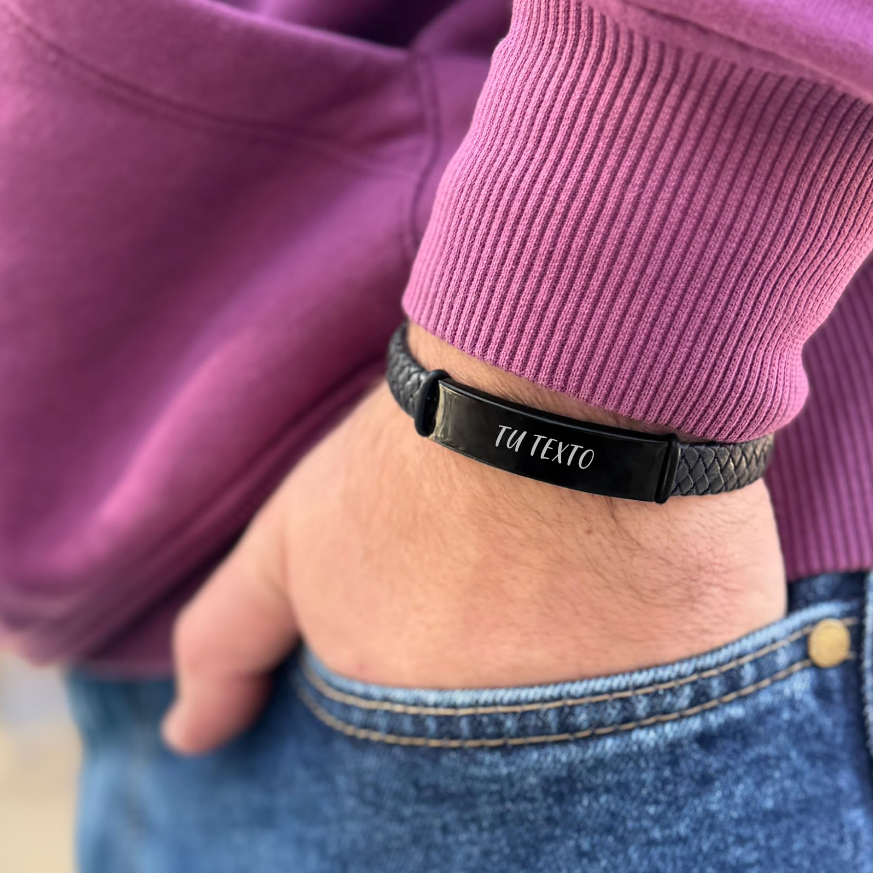 Pulsera personalizable con tu texto, totalmente ajustable, fabricada con cuero y acero. MODELO BLACK DANIELS. Regalos día del padre, regalos San Valentín.