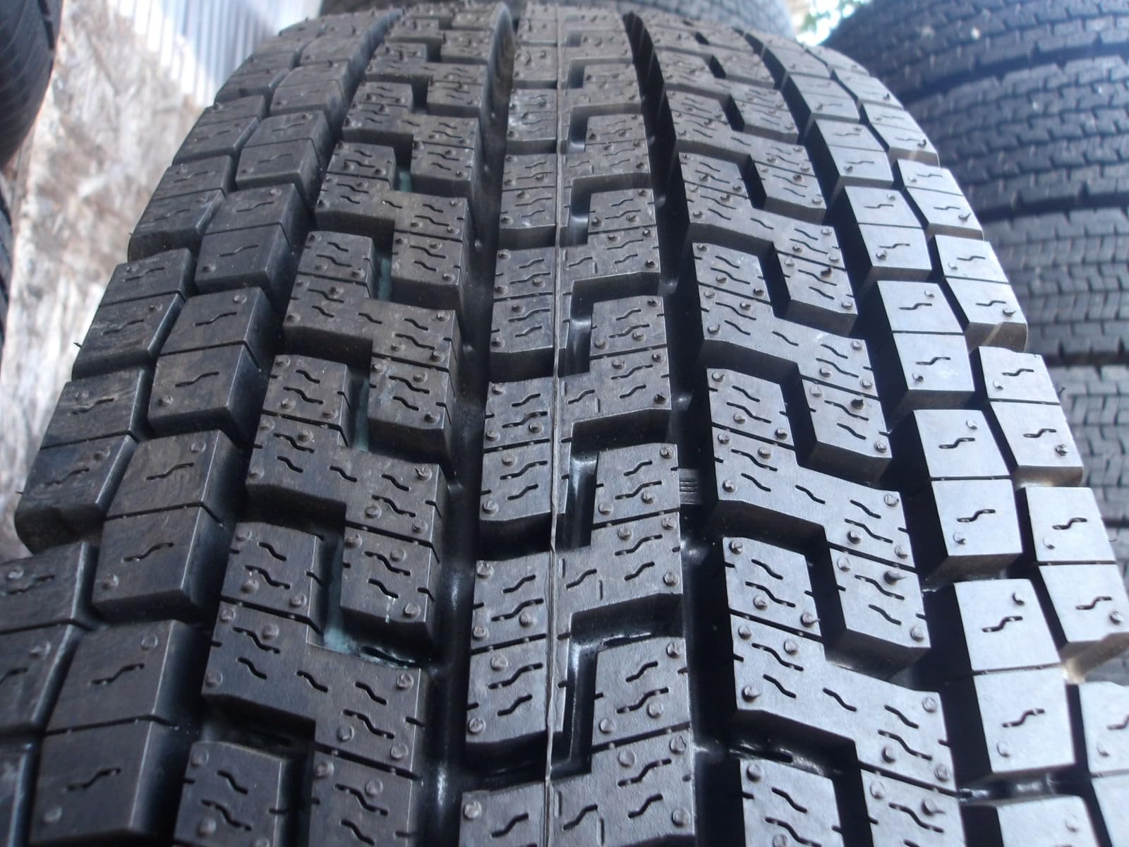 Amazon.co.jp: R943-6 ほぼ未使用 225/80R17.5 冬1本 スタッドレス LT